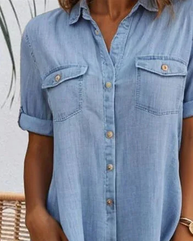 Majbritt – Løs Denim Kjole med Knapper og Rulleærmer